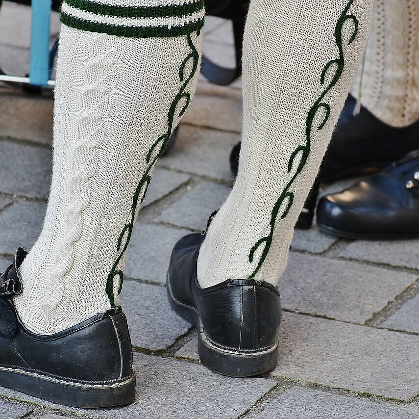 Öffnet die Seite 'Trachtenstrümpfe/Loferl stricken'