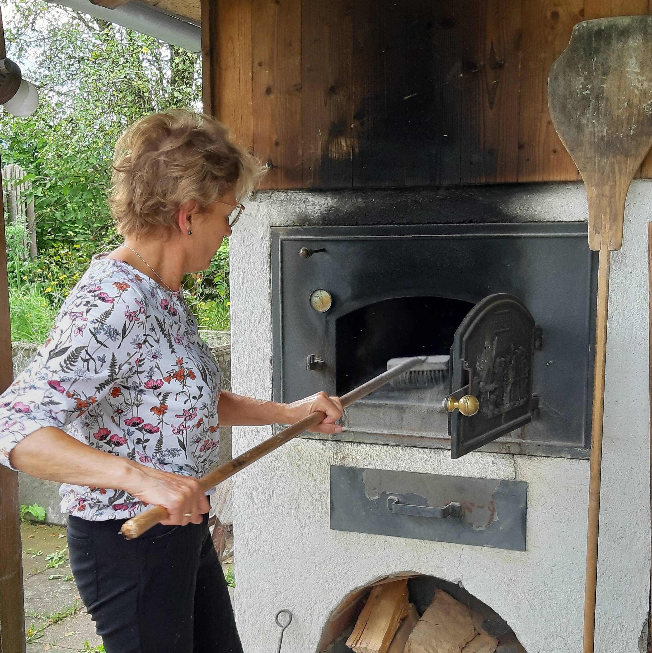 Öffnet die Seite 'Bauernbrot und Kräuterbutter - backen und buttern'
